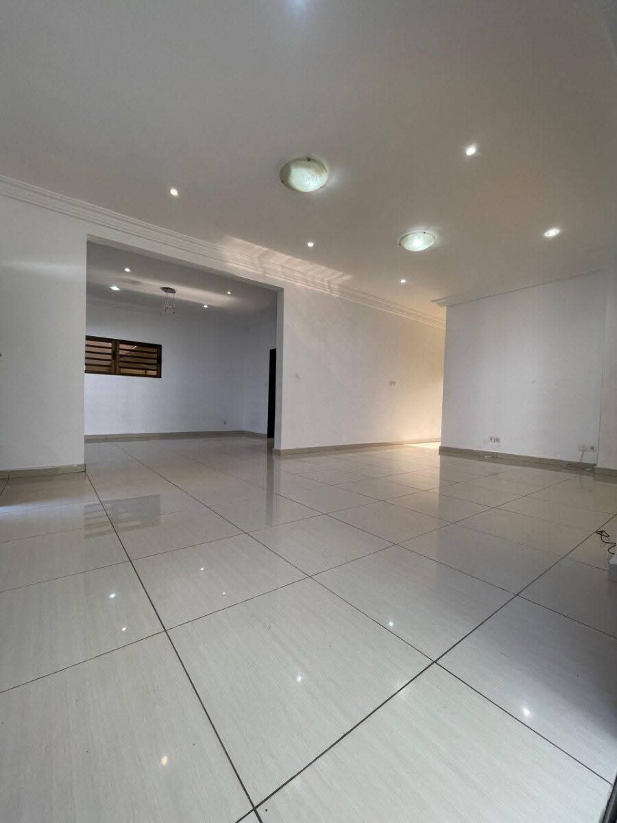 D’une villa duplex de 5 pièces à Cocody Riviera Synacacci 2