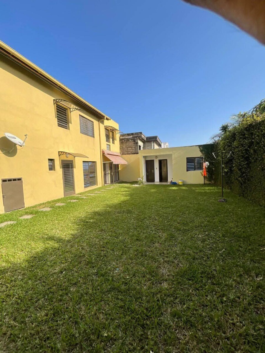 D’une villa duplex de 5 pièces à Cocody Riviera Synacacci 2