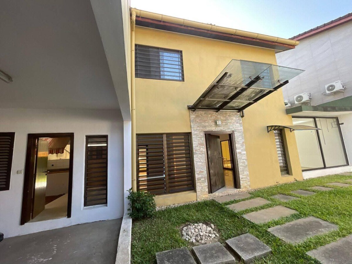 D’une villa duplex de 5 pièces à Cocody Riviera Synacacci 2