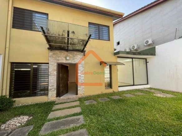 Location d’une villa duplex de 5 pièces à Cocody Riviera Synacacci 2