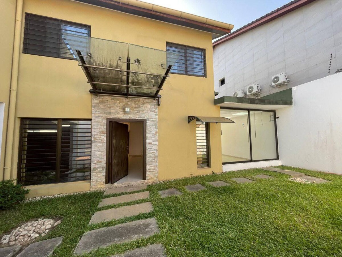 D’une villa duplex de 5 pièces à Cocody Riviera Synacacci 2