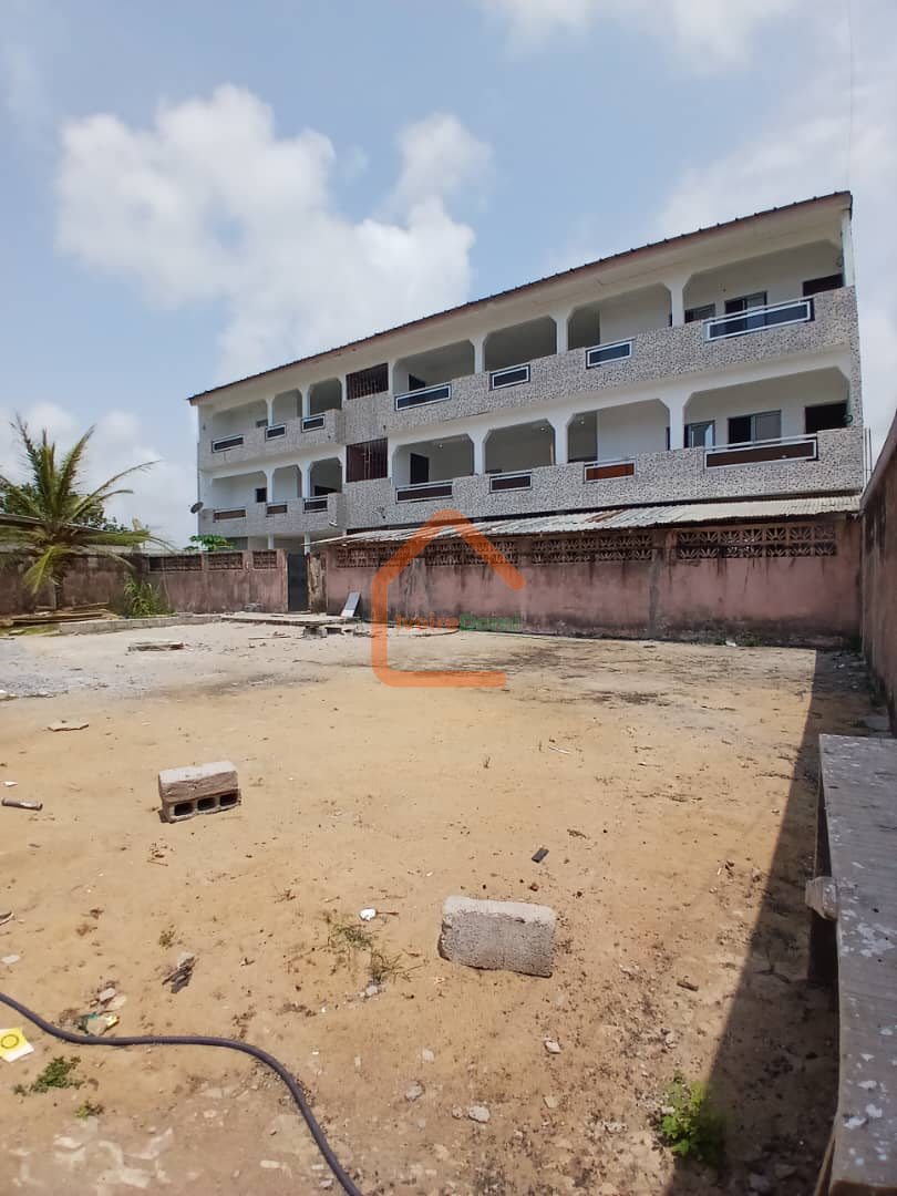 R+2 + 400 m² en vente à Bassam