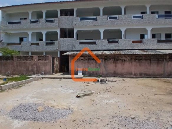 R+2 + 400 m² en vente à Bassam