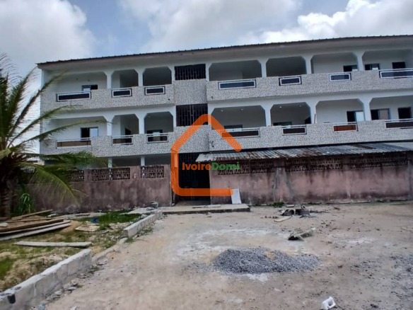 R+2 + 400 m² en vente à Bassam