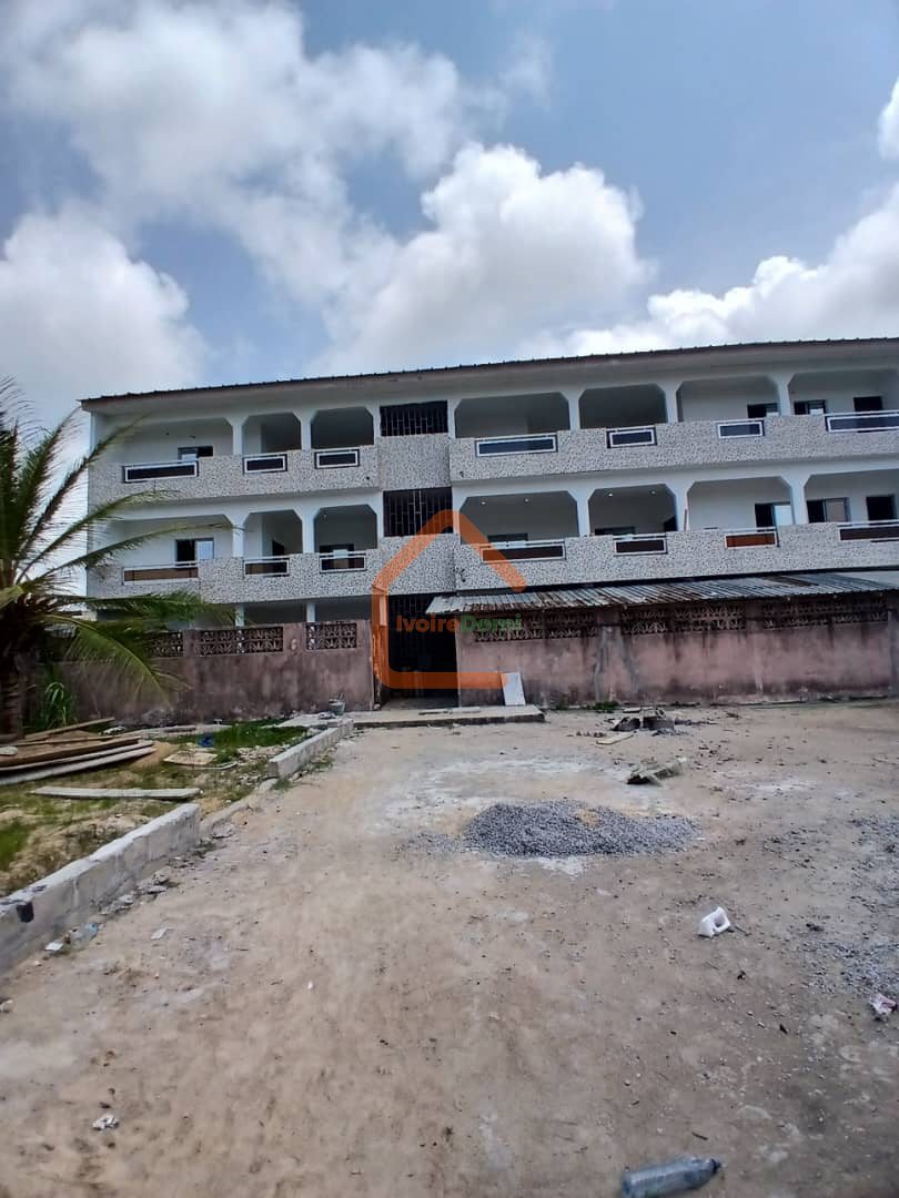 R+2 + 400 m² en vente à Bassam