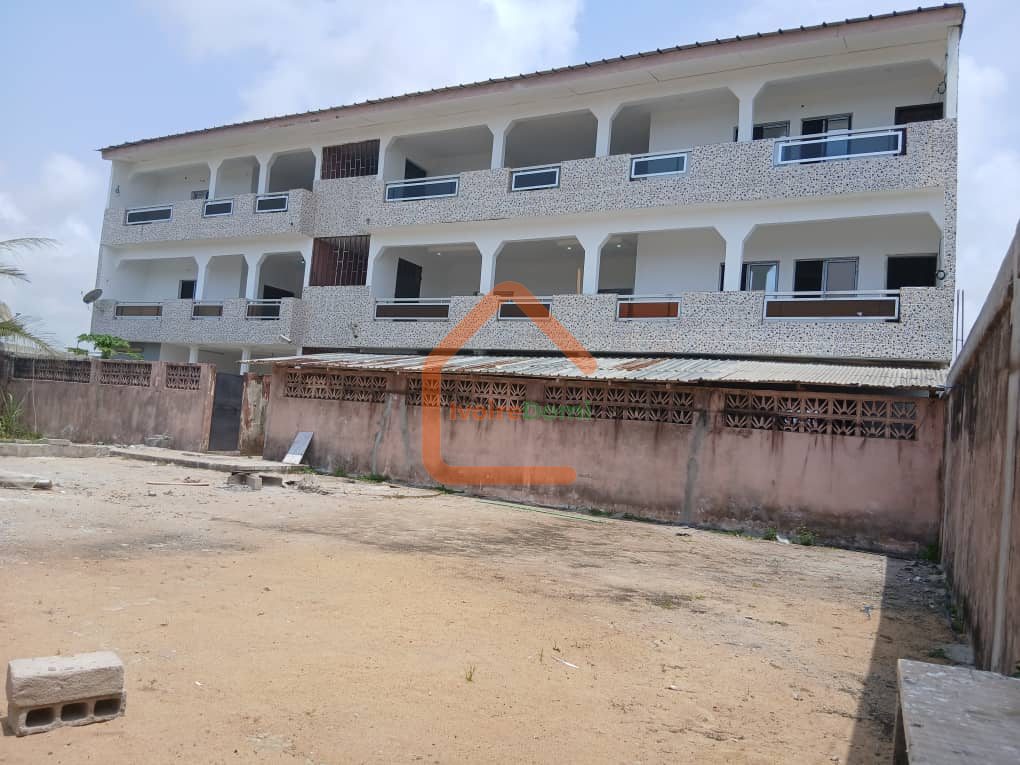 R+2 + 400 m² en vente à Bassam