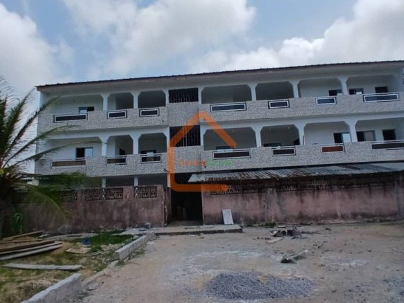 R+2 + 400 m² en vente à Bassam