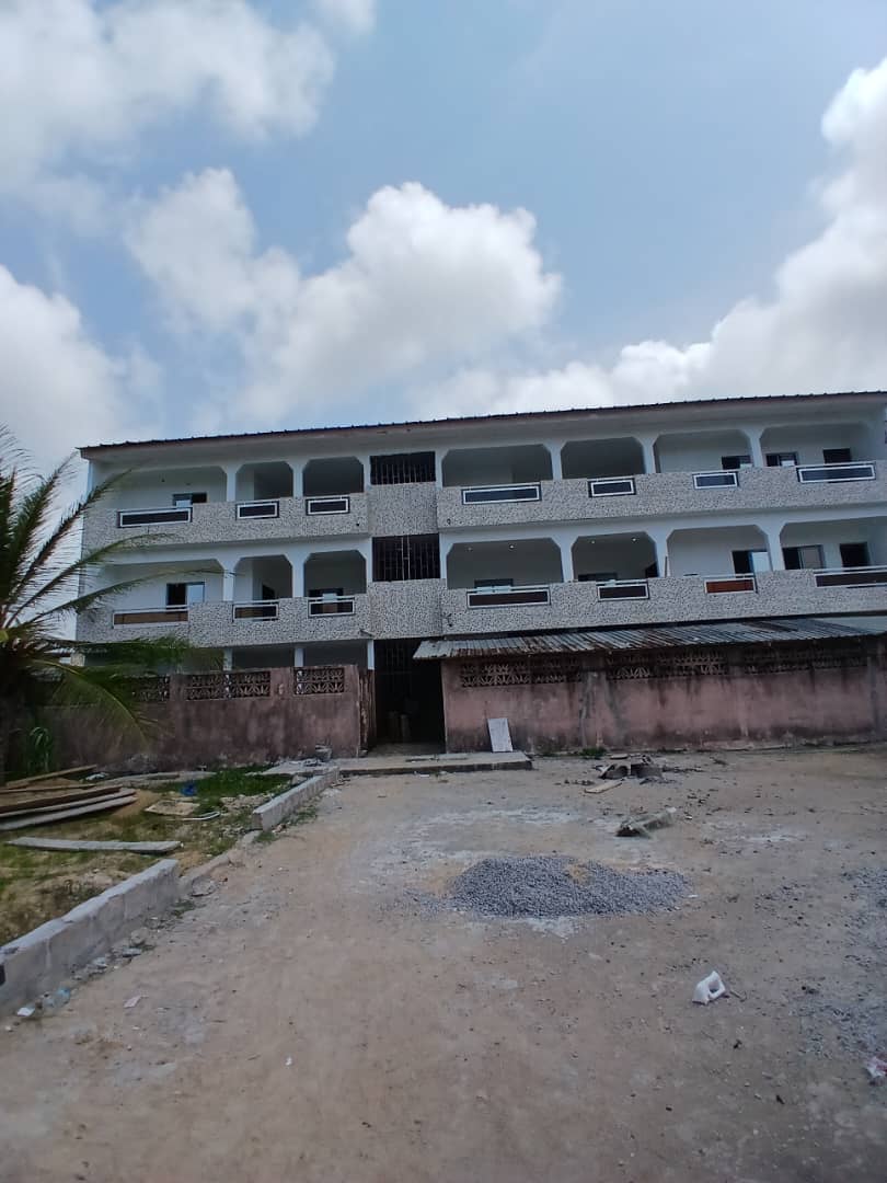 R+2 + 400 m² en vente à Bassam
