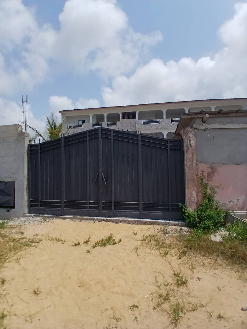 R+2 + 400 m² en vente à Bassam