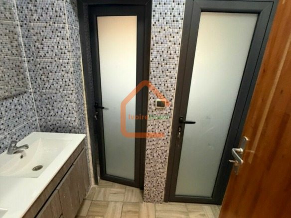 Villa triplex moderne à Cocody Djorobité 1 – Cité N’Goran
