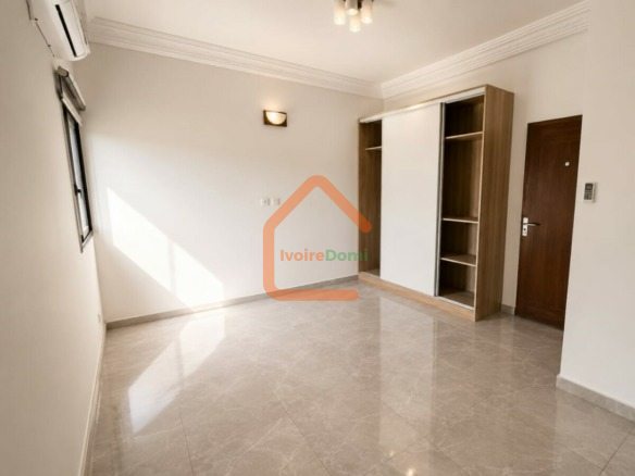 À LOUER – APPARTEMENT 4 PIÈCES MEUBLÉ 📍 Cocody 2 Plateaux ENA