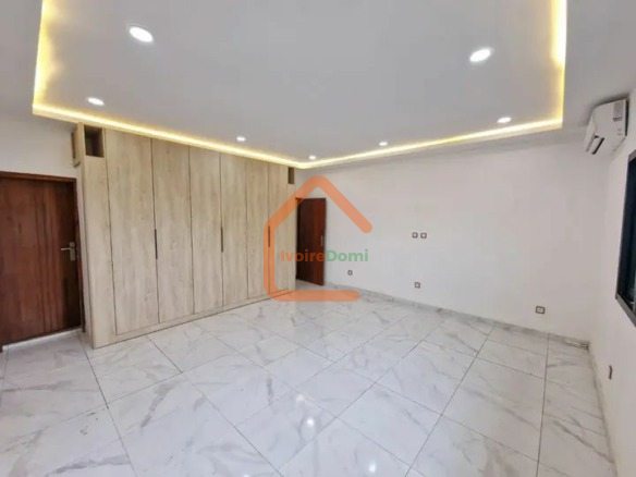 ✨ À LOUER – VILLA DUPLEX 6 PIÈCES À BINGERVILLE COCODY – CITÉ DE LA CELLE (ABIDJAN) ✨