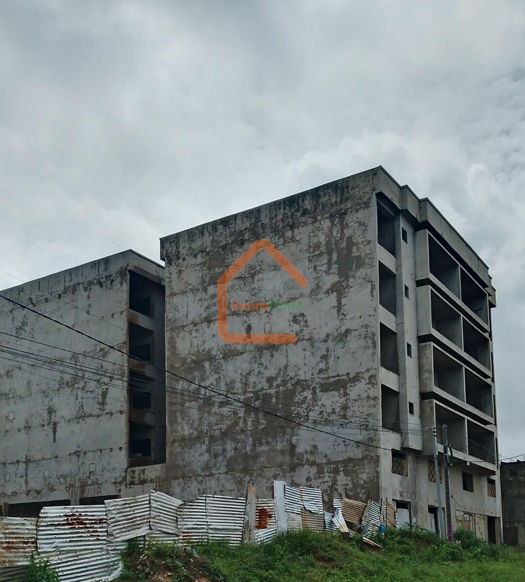Immeuble innacheve en vente à Angré djorobité