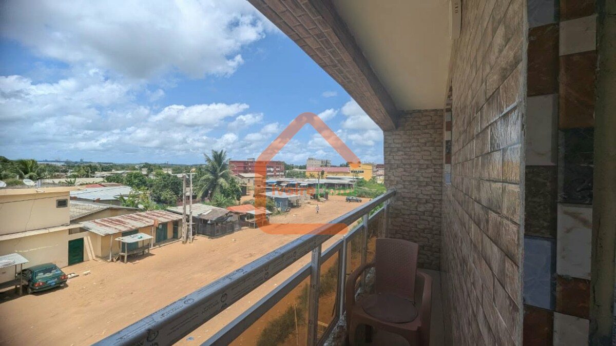 A louer BONOUA CHATEAU Appartements 3, et 4 pièces au 1er et 2ème étage