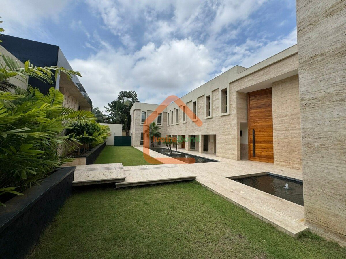 UNE MAGNIFIQUE DEMEURE DE 13 PIECES SUR 3008M2 A LA RIVIERA GOLF