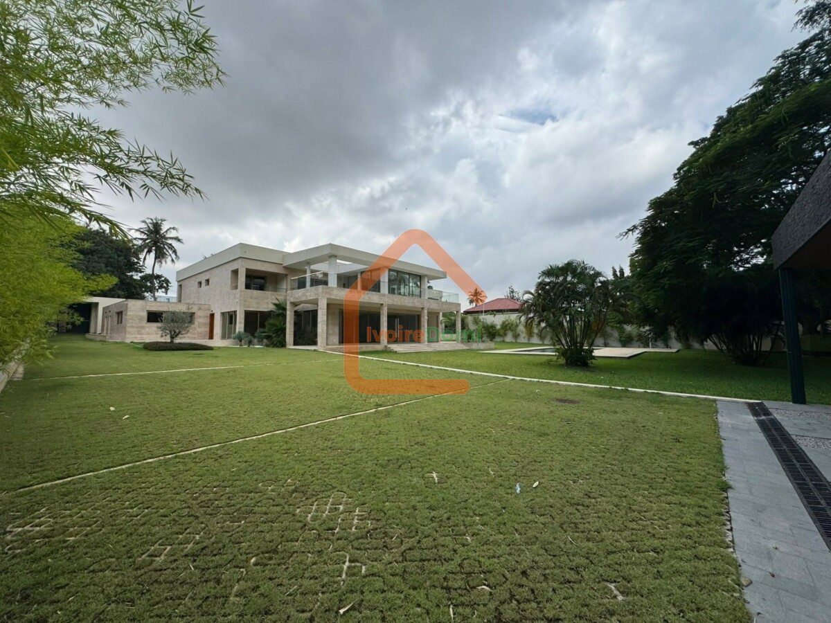 UNE MAGNIFIQUE DEMEURE DE 13 PIECES SUR 3008M2 A LA RIVIERA GOLF