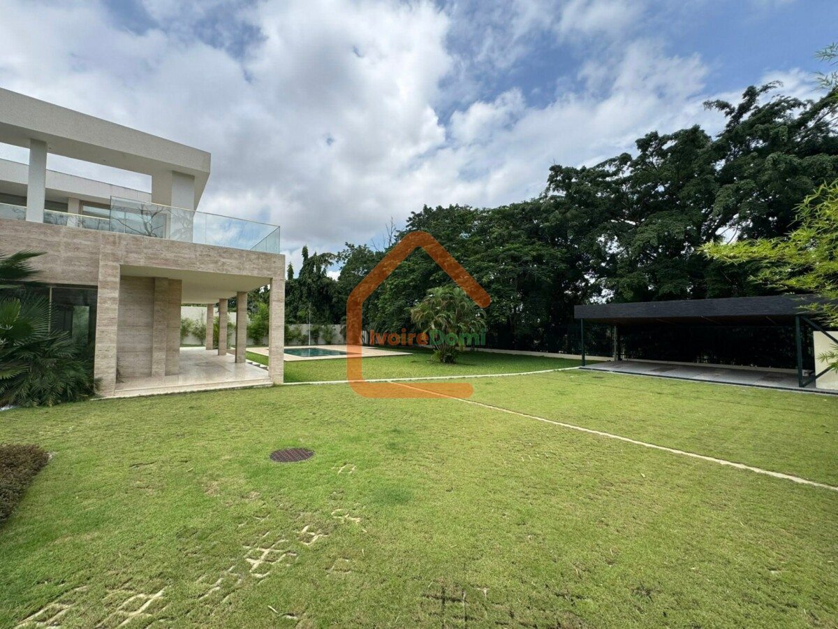 UNE MAGNIFIQUE DEMEURE DE 13 PIECES SUR 3008M2 A LA RIVIERA GOLF