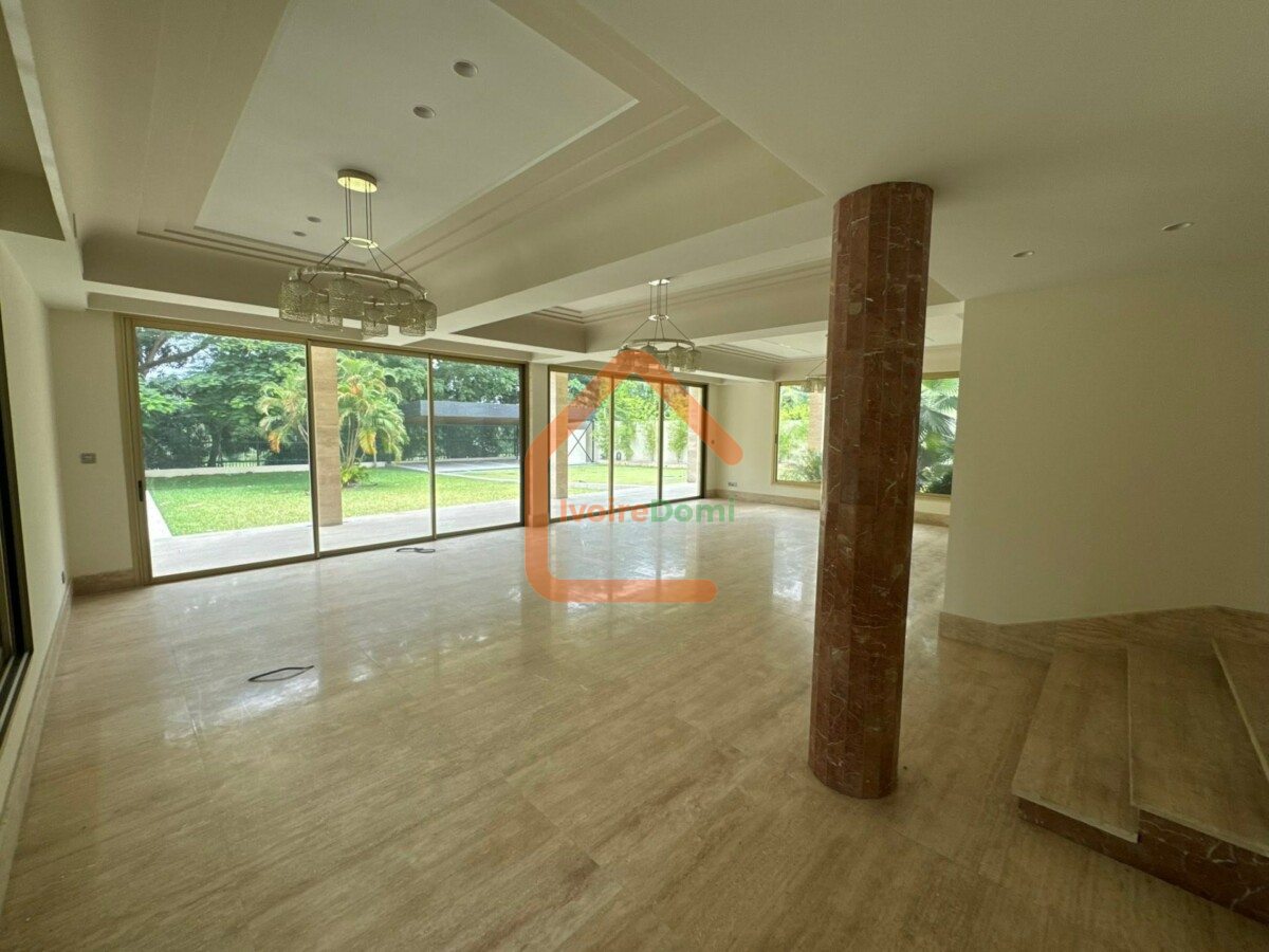 UNE MAGNIFIQUE DEMEURE DE 13 PIECES SUR 3008M2 A LA RIVIERA GOLF