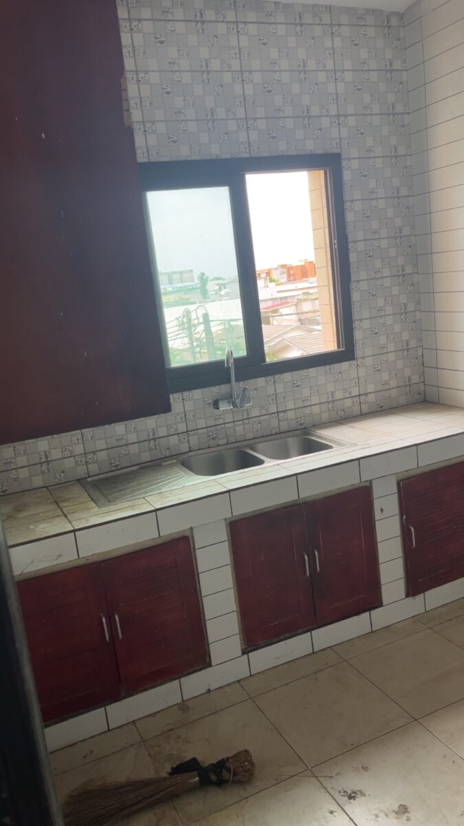 À louer Appartement de 3 pièces Angre 8 Eme tranche cité BCEAO au 2 eme étage