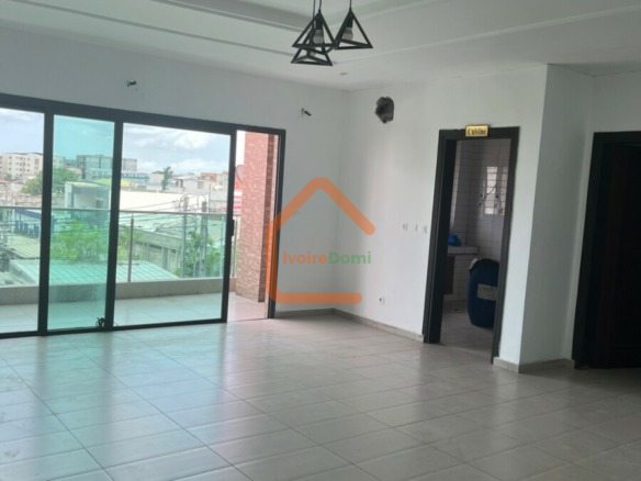 À louer Appartement de 3 pièces Angre 8 Eme tranche cité BCEAO au 2 eme étage