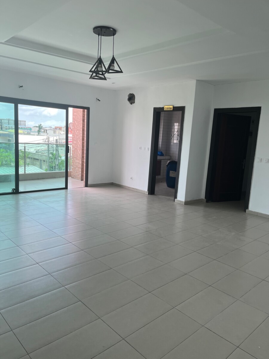 À louer Appartement de 3 pièces Angre 8 Eme tranche cité BCEAO au 2 eme étage