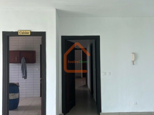 À louer Appartement de 3 pièces Angre 8 Eme tranche cité BCEAO au 2 eme étage