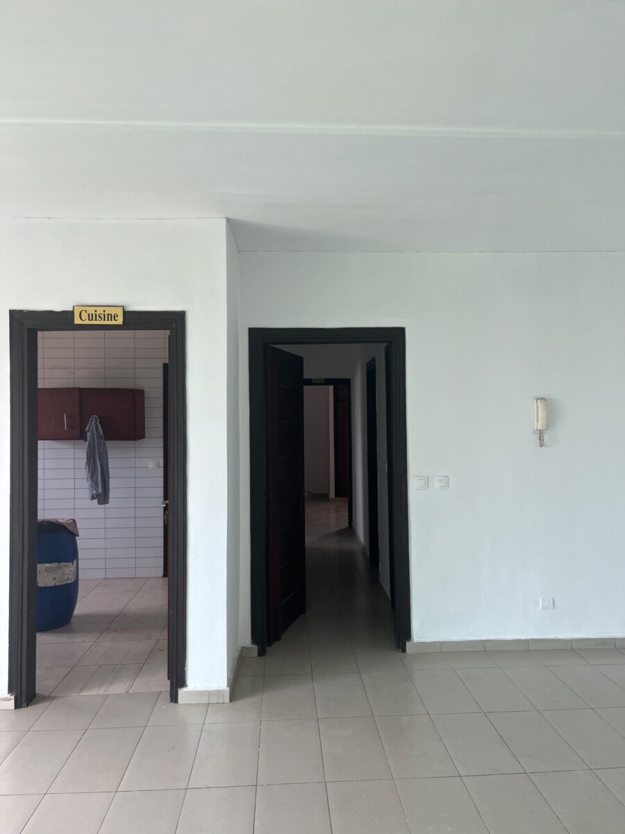 À louer Appartement de 3 pièces Angre 8 Eme tranche cité BCEAO au 2 eme étage