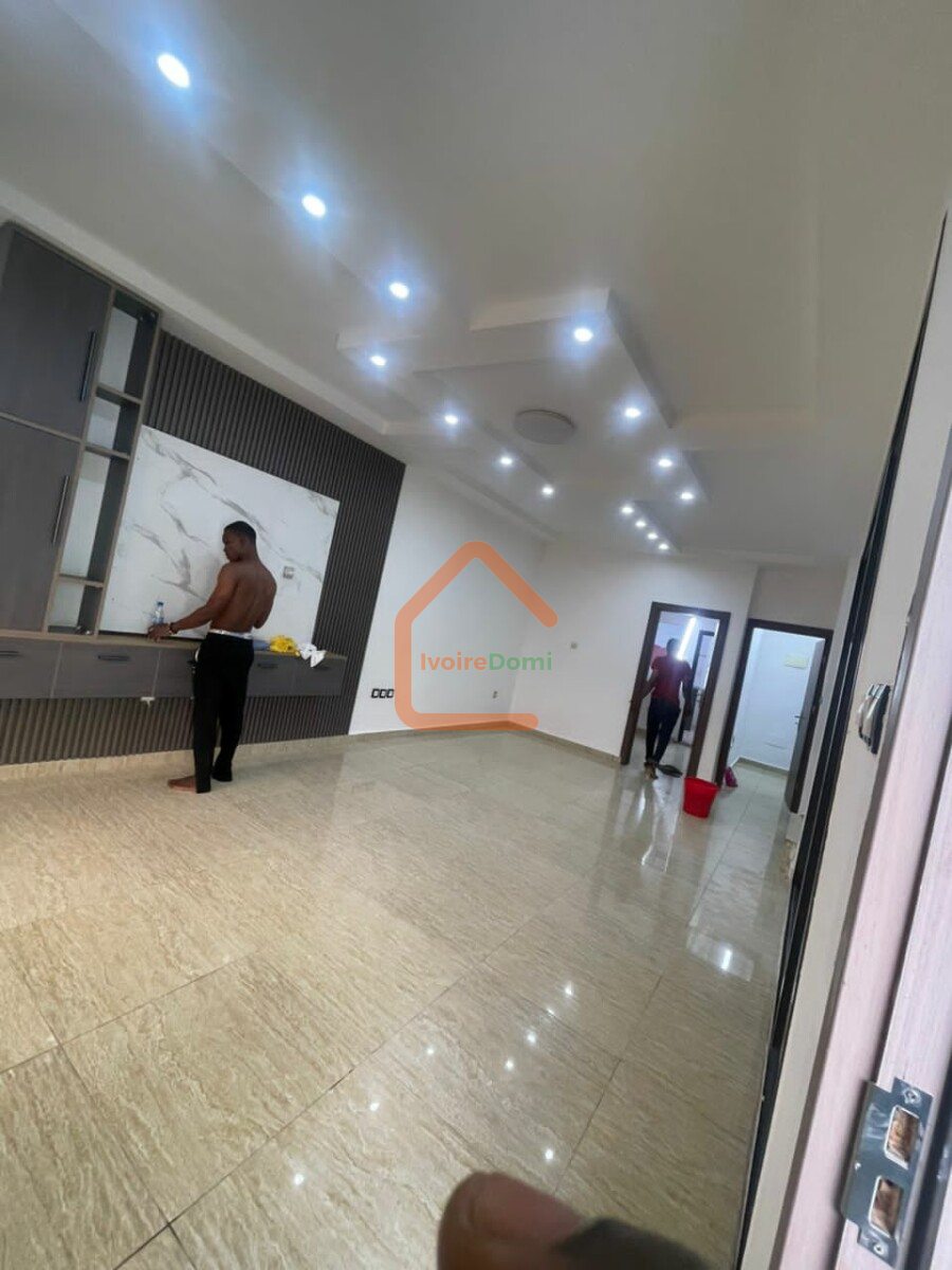VILLA DUPLEX À VENDRE A COCODY ANGRÉ 8ÈME TRANCHE CITÉ MAGNIN. 195 MILLIONS FCFA. TÉL 0101681734