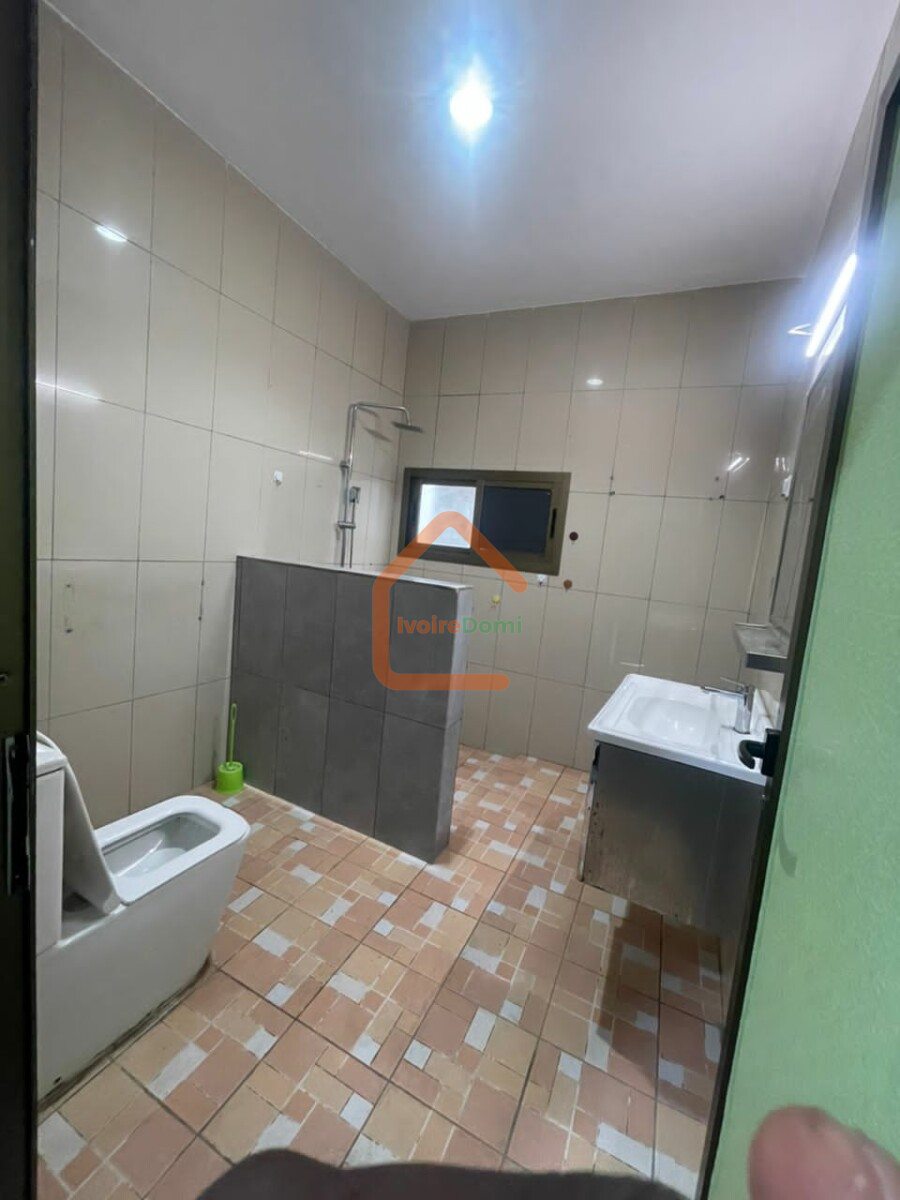 VILLA DUPLEX À VENDRE A COCODY ANGRÉ 8ÈME TRANCHE CITÉ MAGNIN. 195 MILLIONS FCFA. TÉL 0101681734