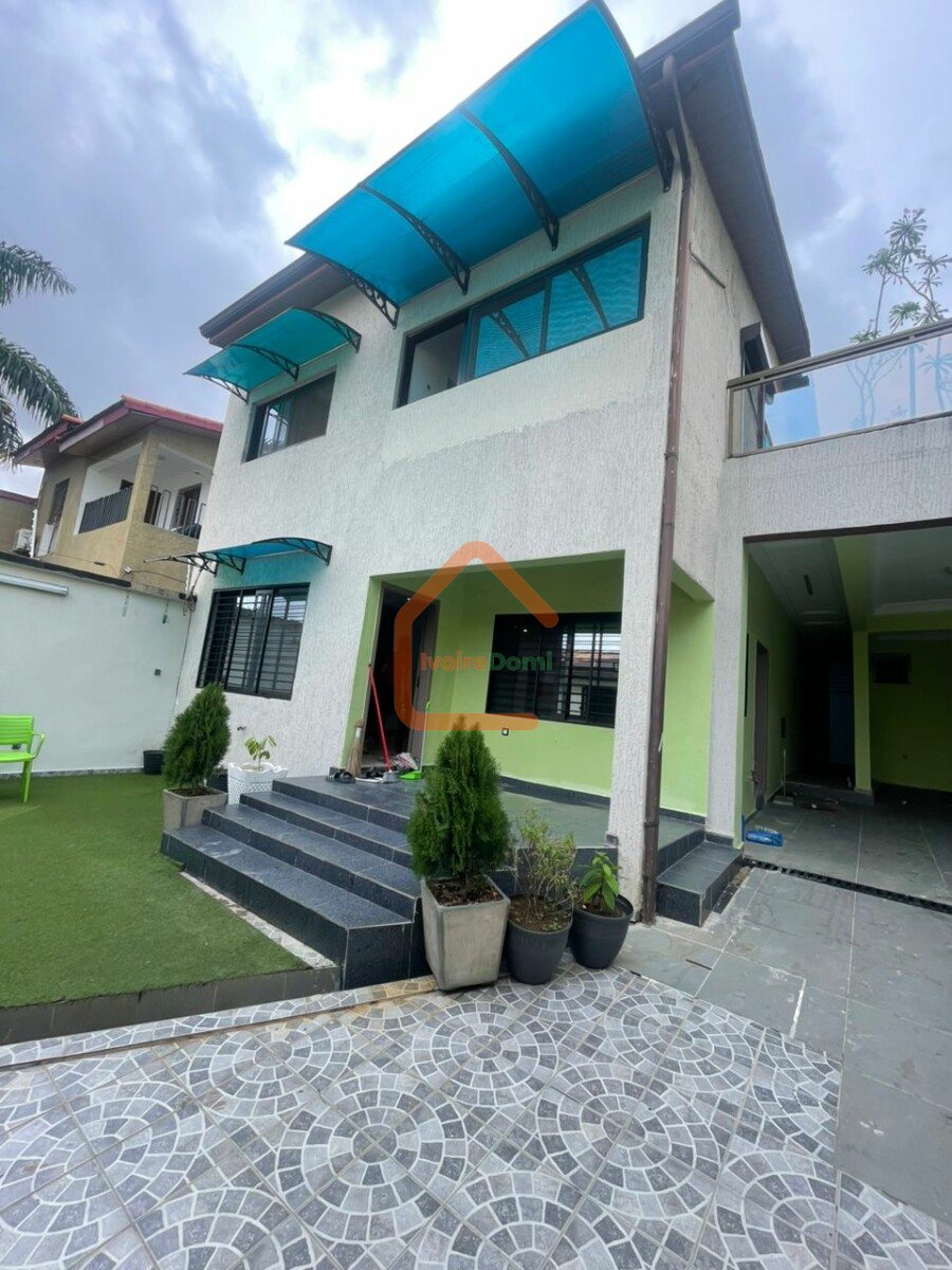VILLA DUPLEX À VENDRE A COCODY ANGRÉ 8ÈME TRANCHE CITÉ MAGNIN. 195 MILLIONS FCFA. TÉL 0101681734