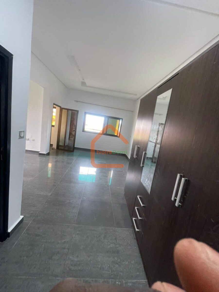 VILLA DUPLEX À VENDRE A COCODY ANGRÉ 8ÈME TRANCHE CITÉ MAGNIN. 195 MILLIONS FCFA. TÉL 0101681734