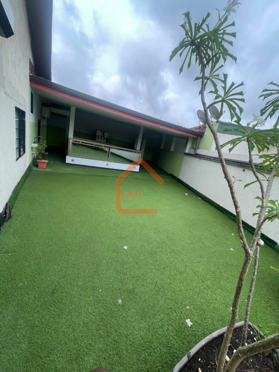 VILLA DUPLEX À VENDRE A COCODY ANGRÉ 8ÈME TRANCHE CITÉ MAGNIN. 195 MILLIONS FCFA. TÉL 0101681734