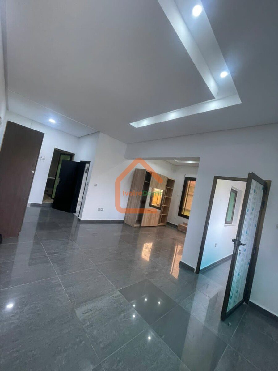 VILLA DUPLEX À VENDRE A COCODY ANGRÉ 8ÈME TRANCHE CITÉ MAGNIN. 195 MILLIONS FCFA. TÉL 0101681734