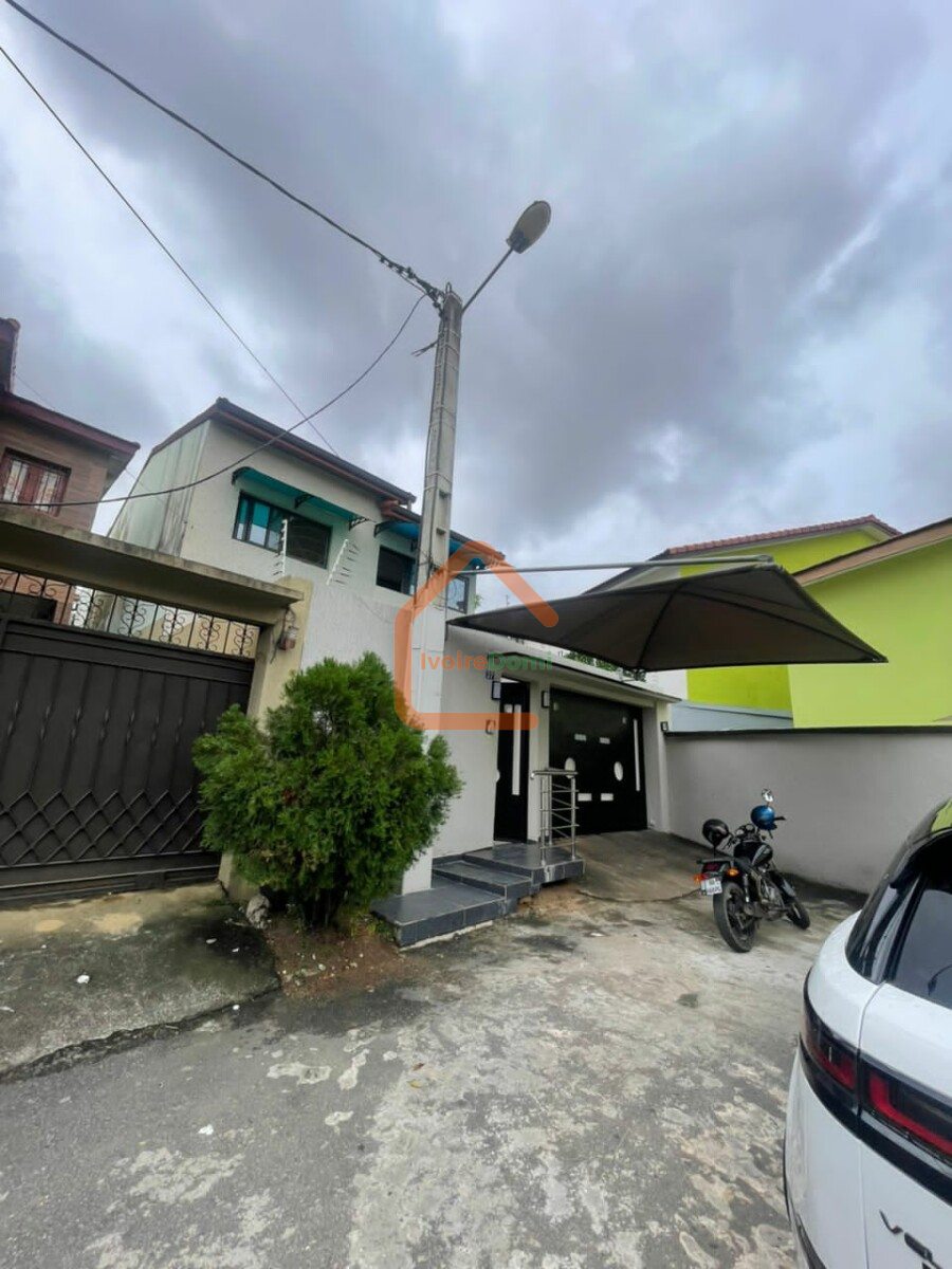 VILLA DUPLEX À VENDRE A COCODY ANGRÉ 8ÈME TRANCHE CITÉ MAGNIN. 195 MILLIONS FCFA. TÉL 0101681734