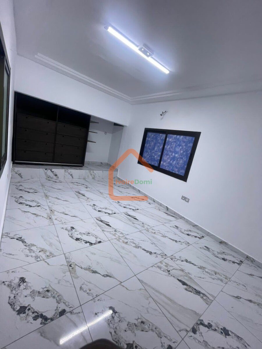 VILLA DUPLEX À VENDRE A COCODY ANGRÉ 8ÈME TRANCHE CITÉ MAGNIN. 195 MILLIONS FCFA. TÉL 0101681734