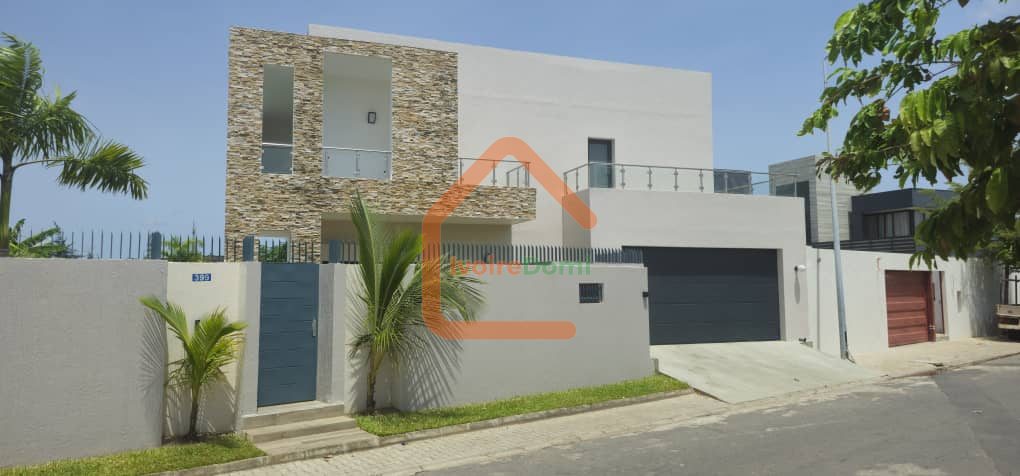 Villa duplex 6 pièces à vendre à la Riviera golf laguna. 900 millions. Tel 0101681734