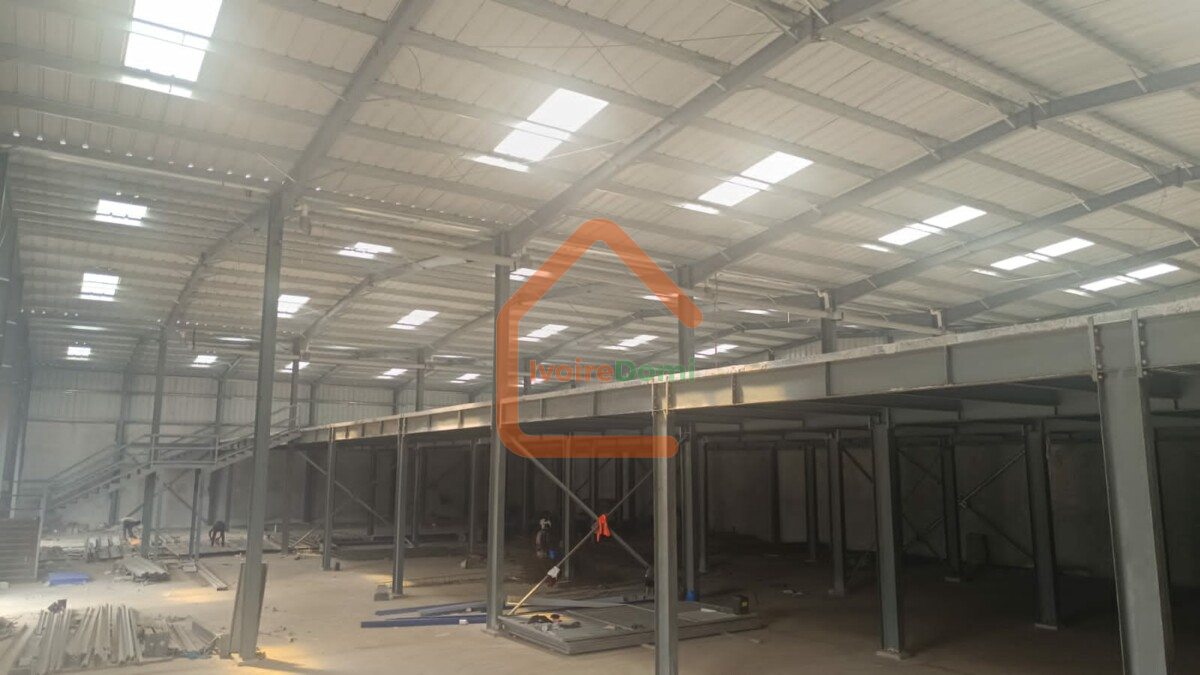 Entrepôts 3300m² en mezzanine marcory remblai