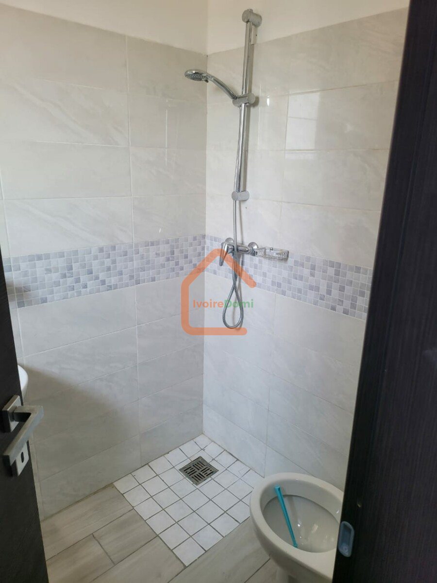 Appartement 4 pièces en vente bassam cité Italia 2