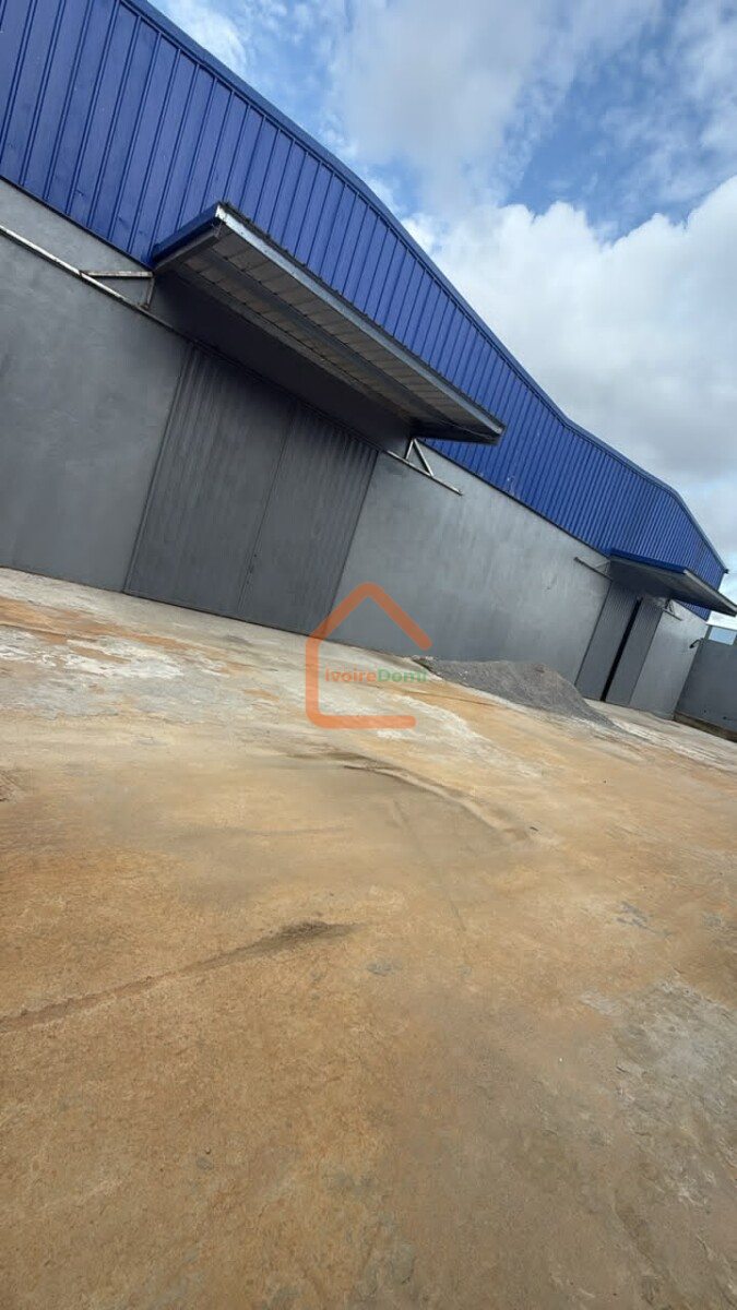 Entrepôts de 1000m² 2000m² et 3000m² disponible à Yopougon cité ADO