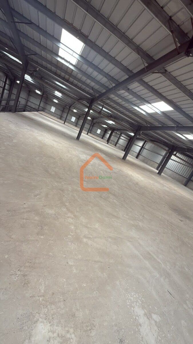 Entrepôts de 1000m² 2000m² et 3000m² disponible à Yopougon cité ADO