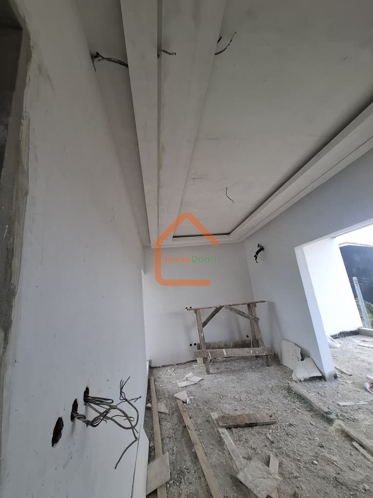 Villa duplex de 9 pièces à vendre à angré djorogobité 1