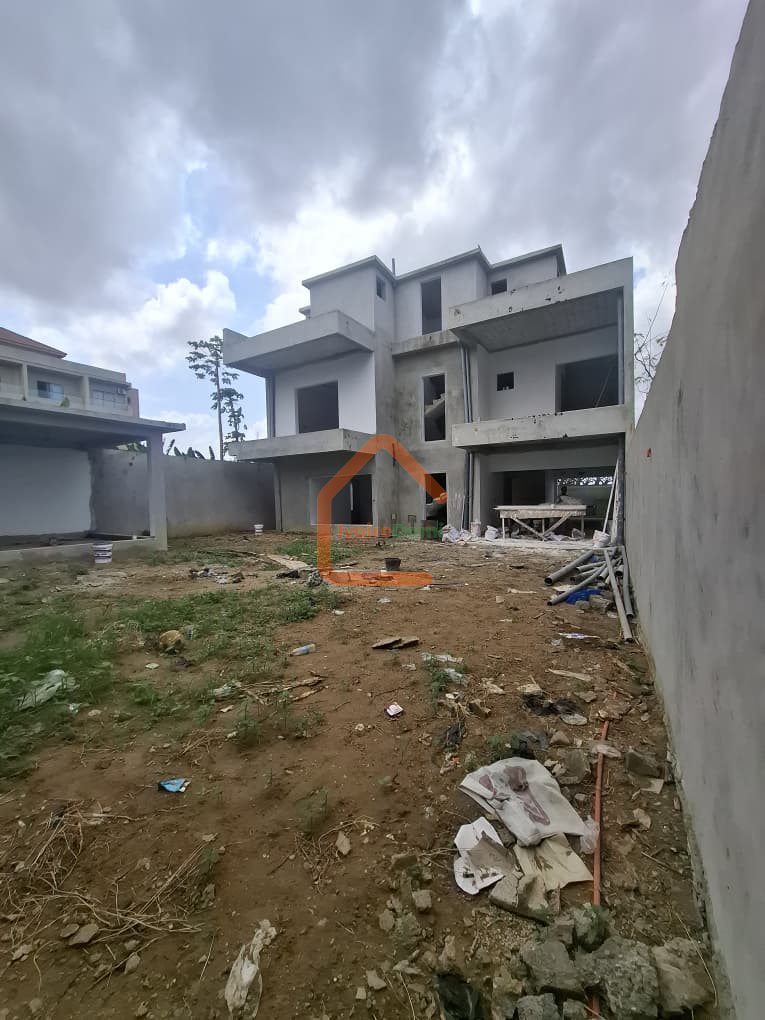 Villa duplex de 9 pièces à vendre à angré djorogobité 1