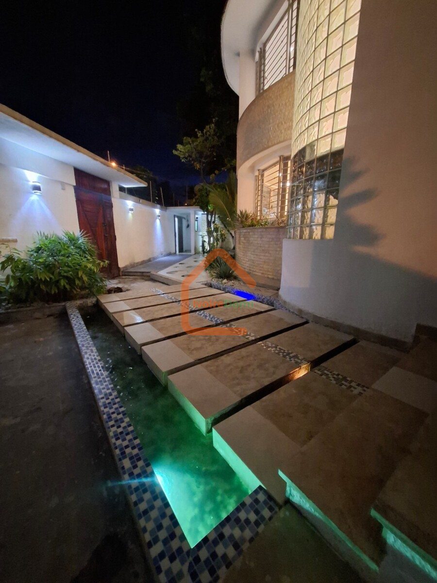 Villa duplex de 12 pièces à louer à la Riviera cité allabta