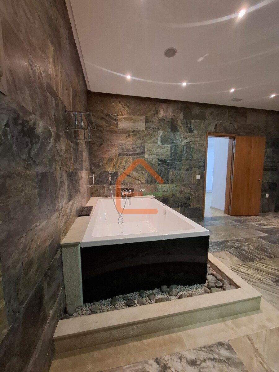 Villa duplex de 12 pièces à louer à la Riviera cité allabta