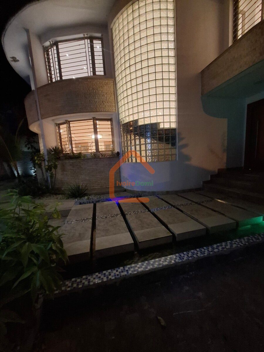 Villa duplex de 12 pièces à louer à la Riviera cité allabta