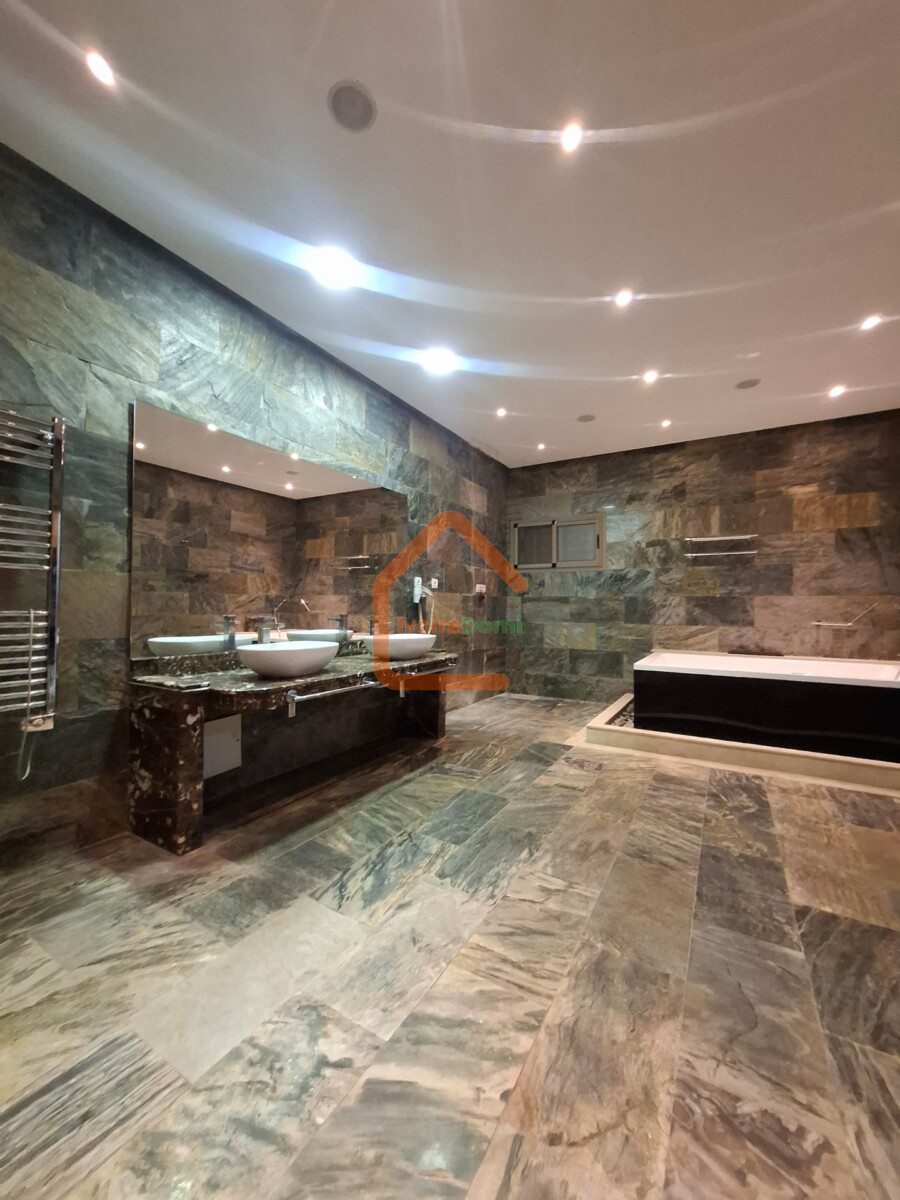 Villa duplex de 12 pièces à louer à la Riviera cité allabta