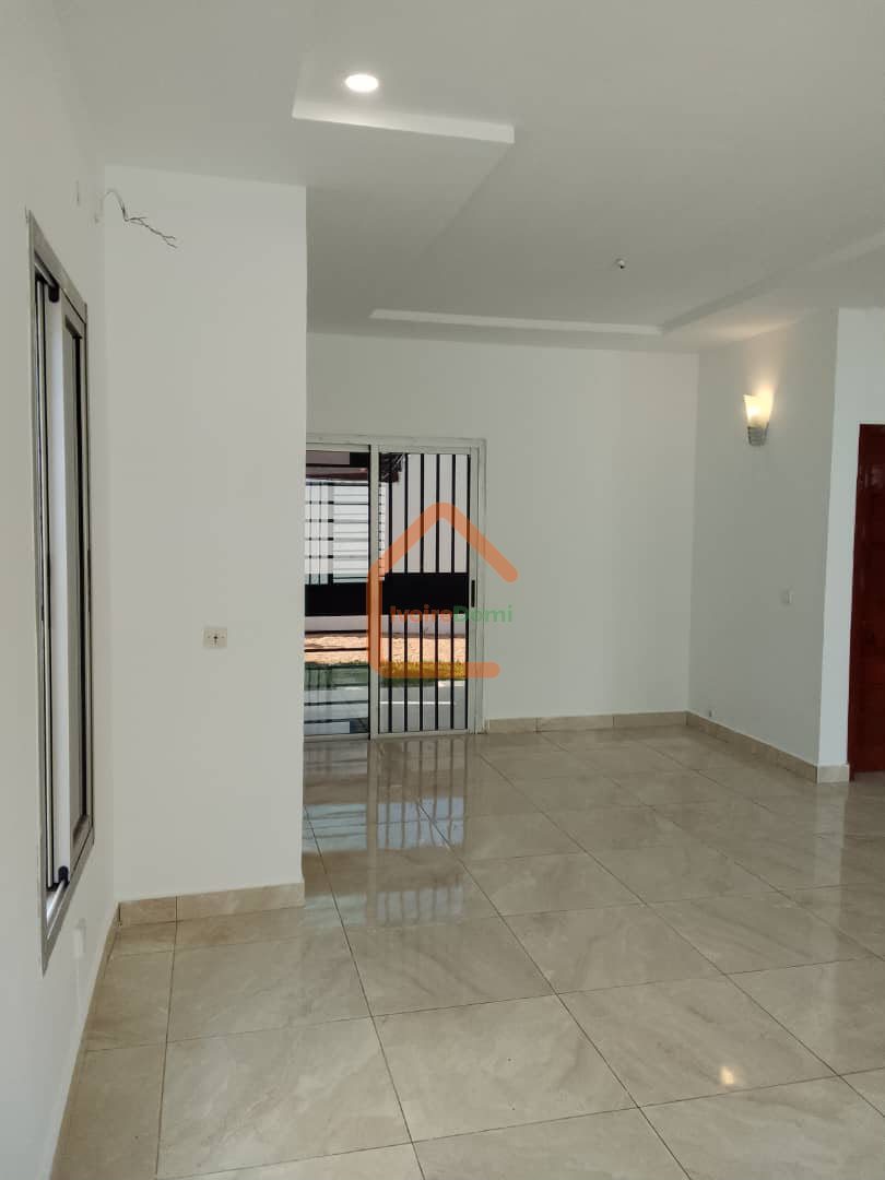 Une villa duplex de 10 pièces a la Riviera Angre Chu