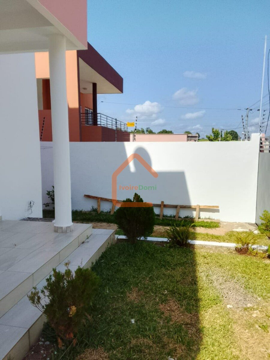 Une villa duplex de 10 pièces a la Riviera Angre Chu