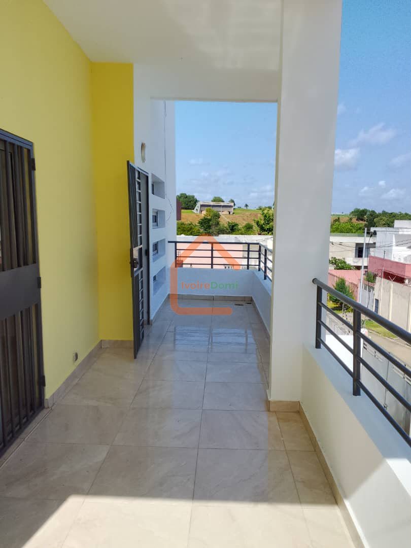 Vente une villa duplex de 10 pièces a la Riviera Angre Chu