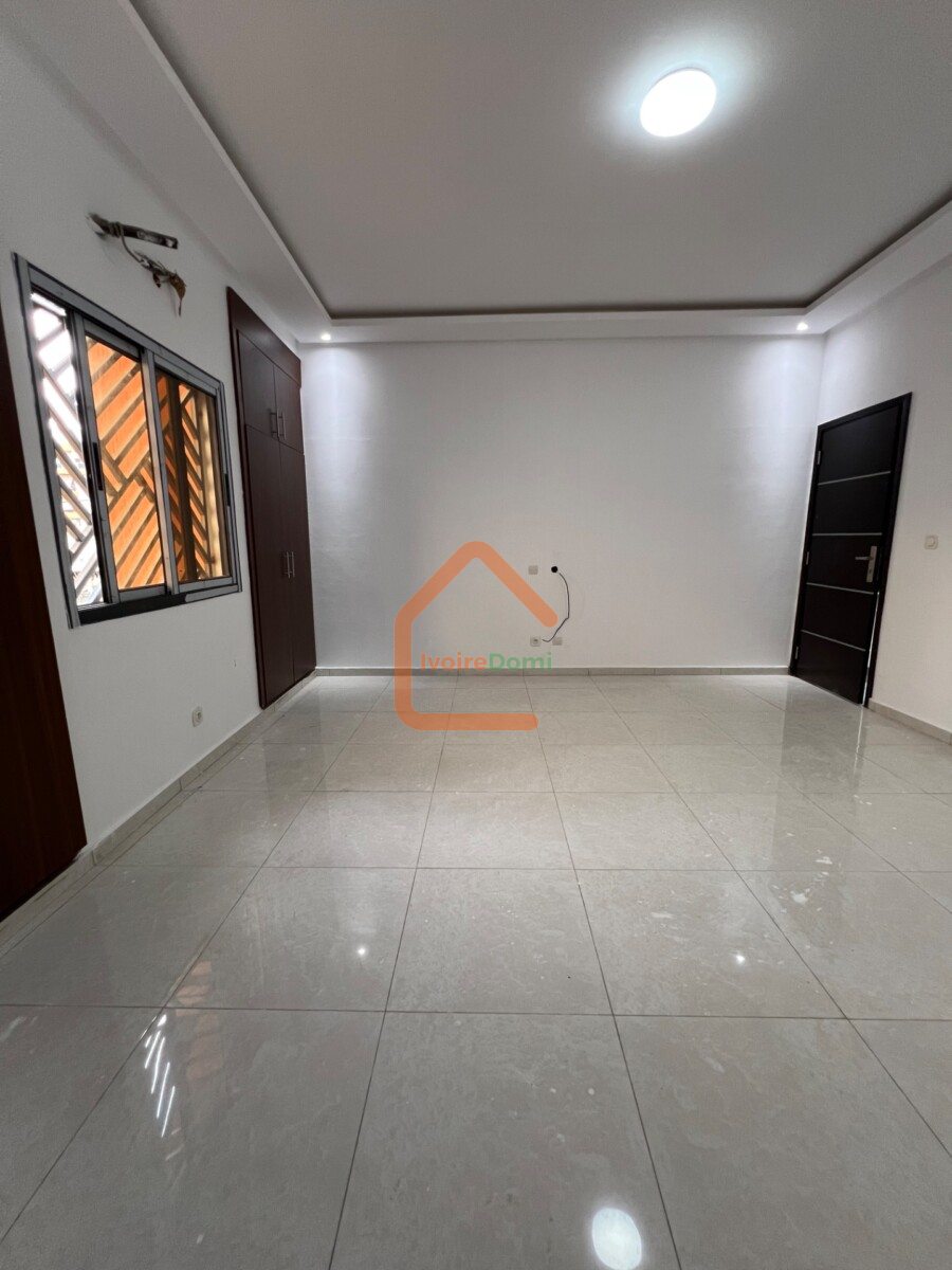 Appartement à louer de 03 à COCODY ANGRÉ CHU
